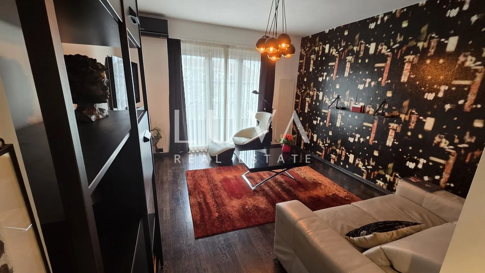 Zagreb, Trg Franc Republike, uređen stan 55m2, 2 balkona i garaža