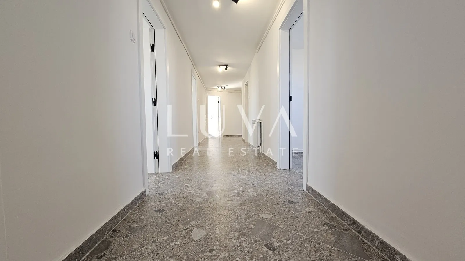 sesvete, centar, novouređeni poslovni prostor 144m2 za najam - slika 8