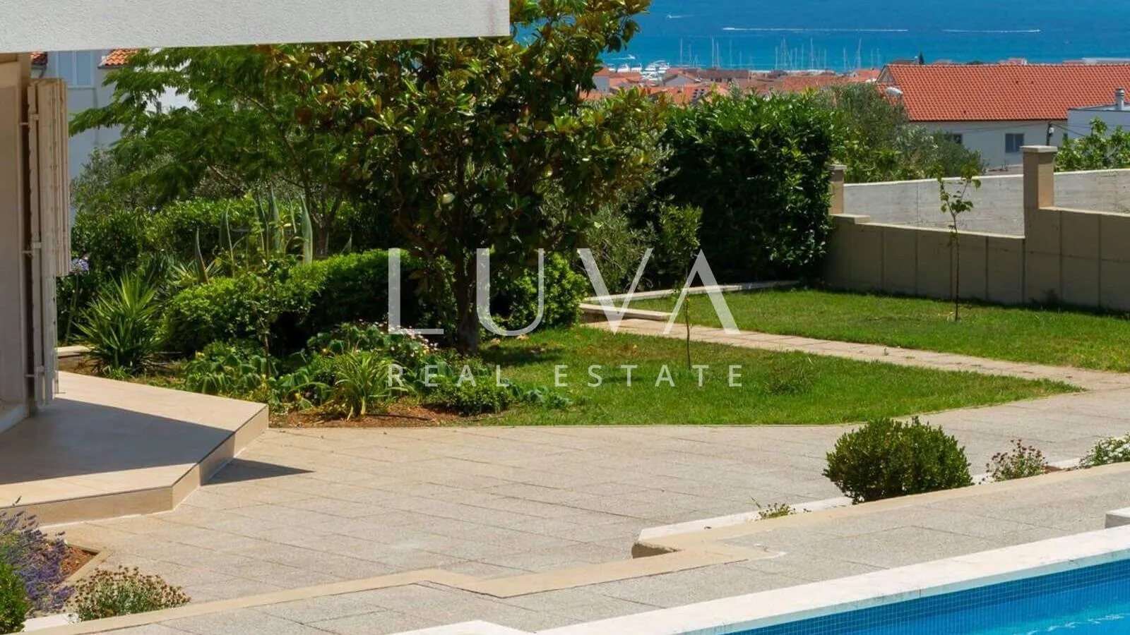 vodice, luksuzna vila s bazenom, dizajnerski uređena na prodaju - slika 6