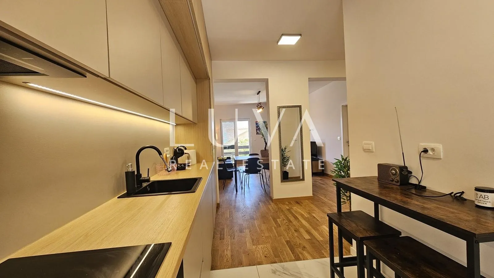 omiš, nemira, 3 apartmana i konoba uz more sa parkingom na prodaju - slika 7