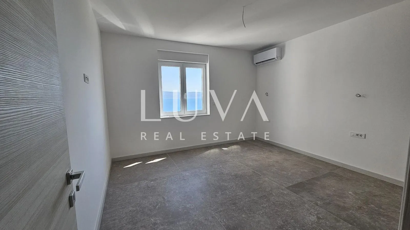 omiš, jesenice, penthouse s 134 m2 krovne terase sa pogledom na more - slika 16