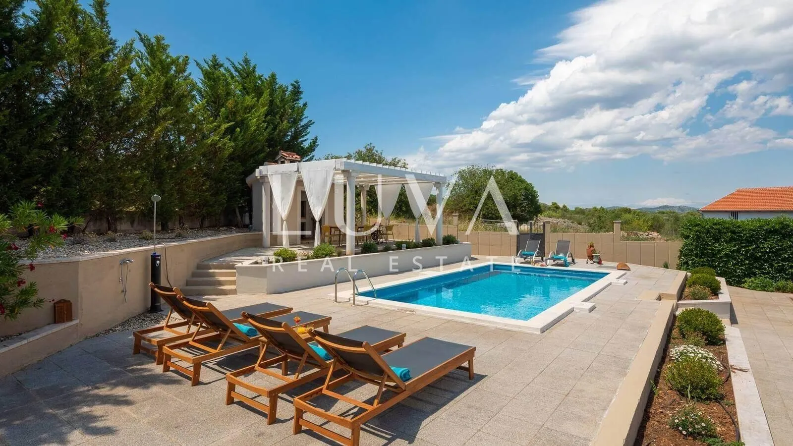 vodice, luksuzna vila s bazenom, dizajnerski uređena na prodaju - slika 9