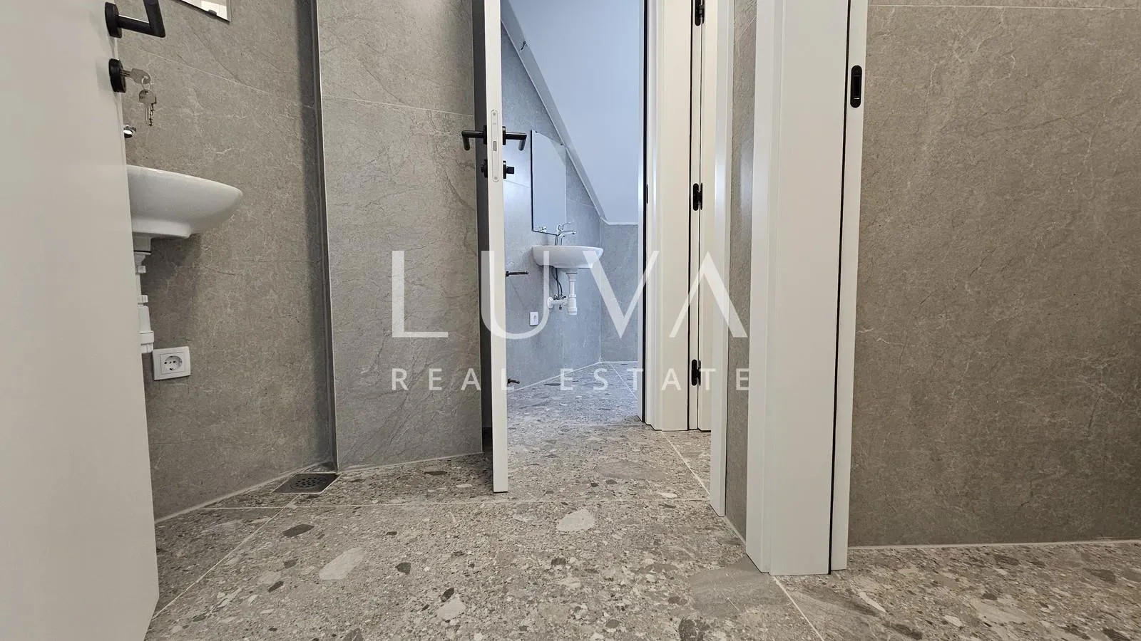 sesvete, centar, novouređeni poslovni prostor 144m2 za najam - slika 9