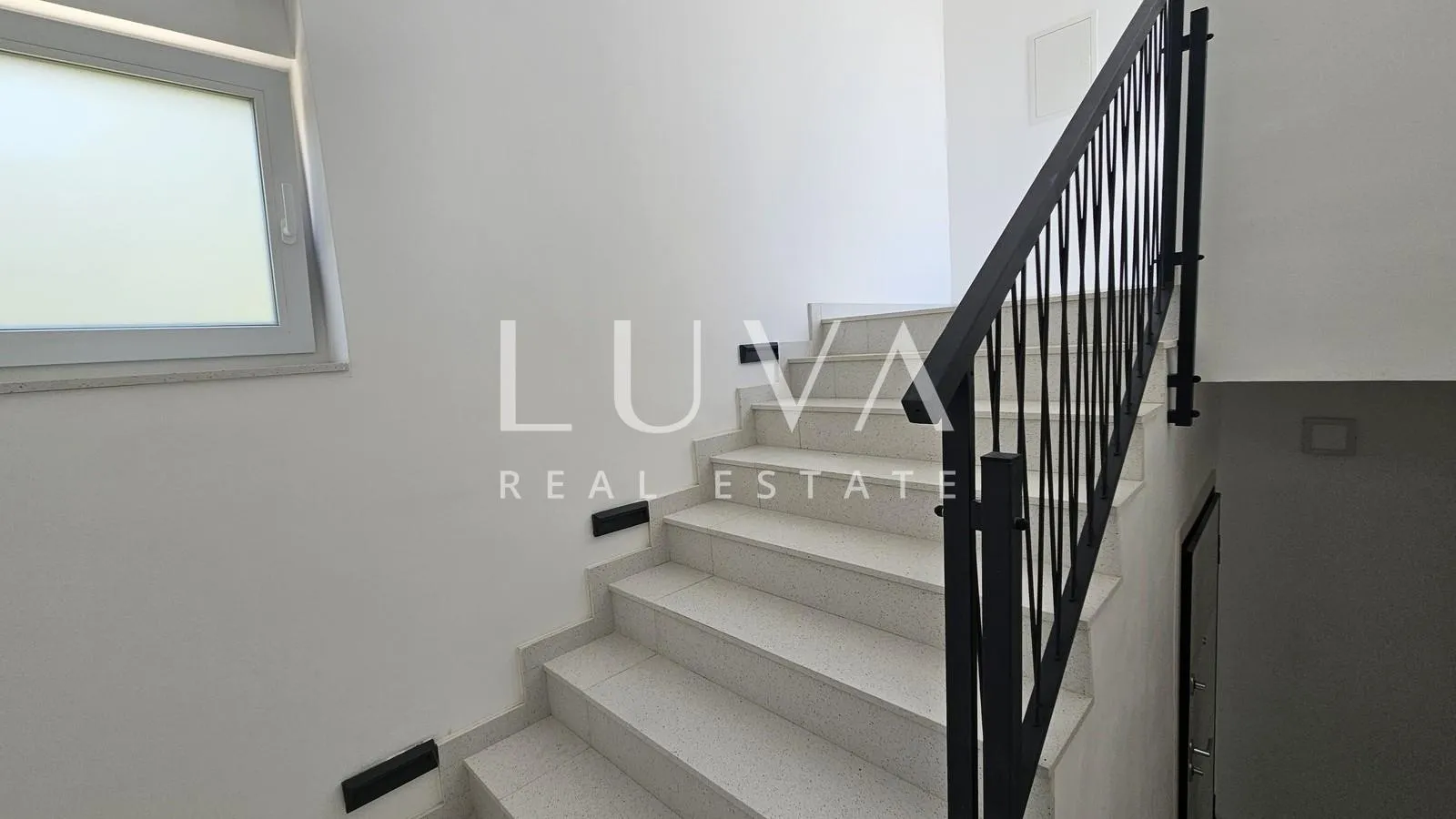 omiš, jesenice, penthouse s 134 m2 krovne terase sa pogledom na more - slika 24