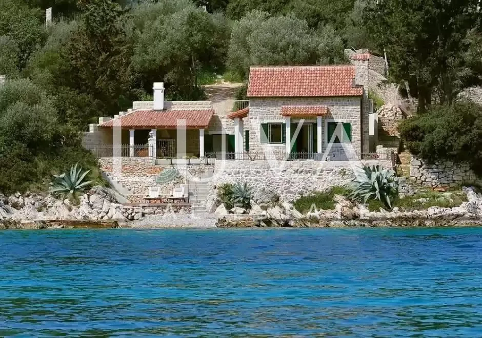 hvar, stari grad, kamena kuća uz more na prodaju - slika 1