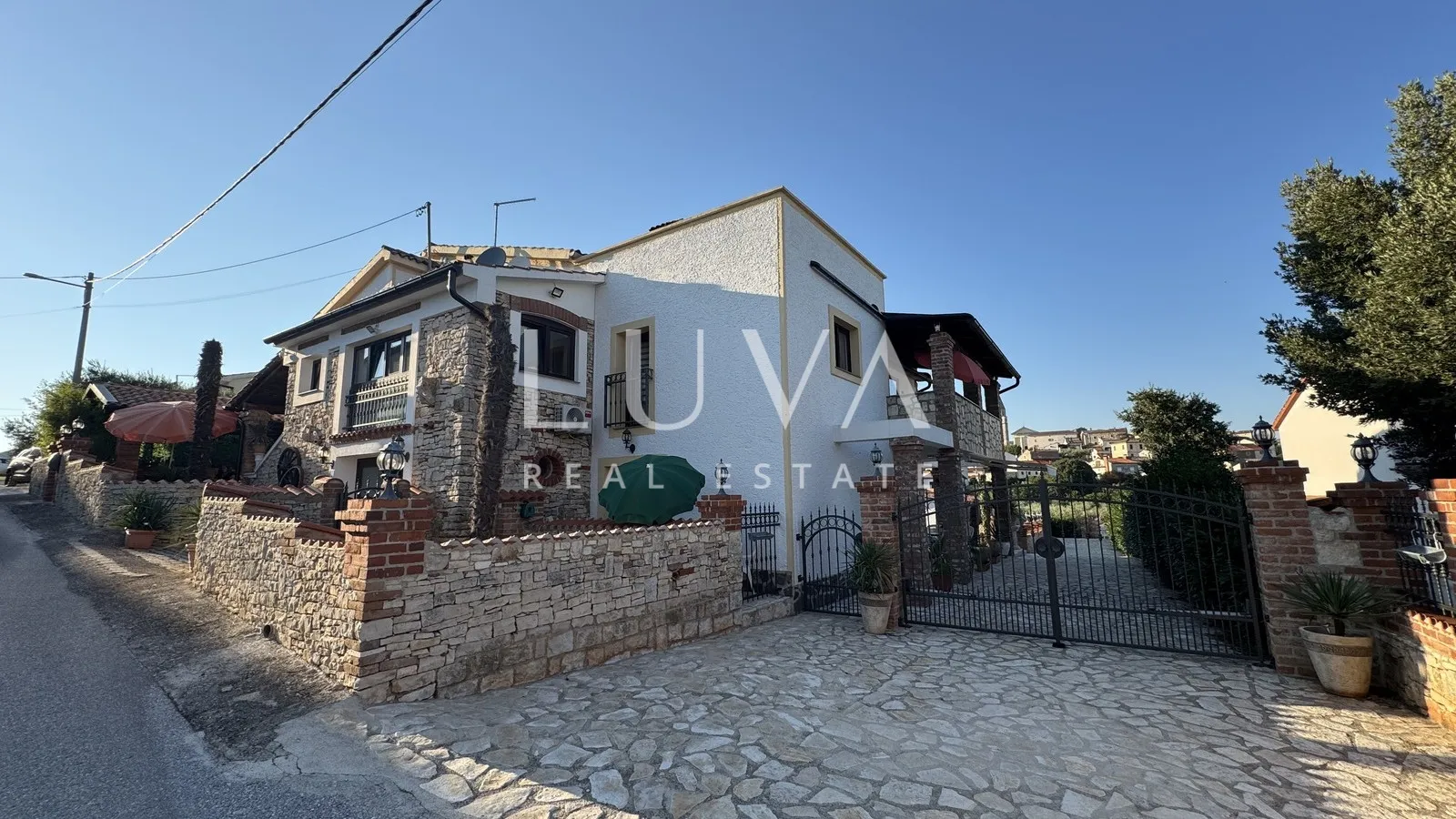 istra, višnjan, rustikalna kuća s tri apartmana, 580m2 - slika 1