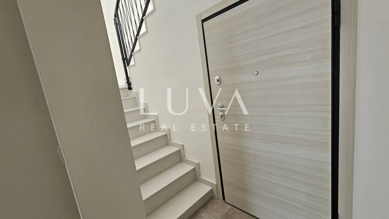 omiš, jesenice, penthouse s 134 m2 krovne terase sa pogledom na more - slika 23