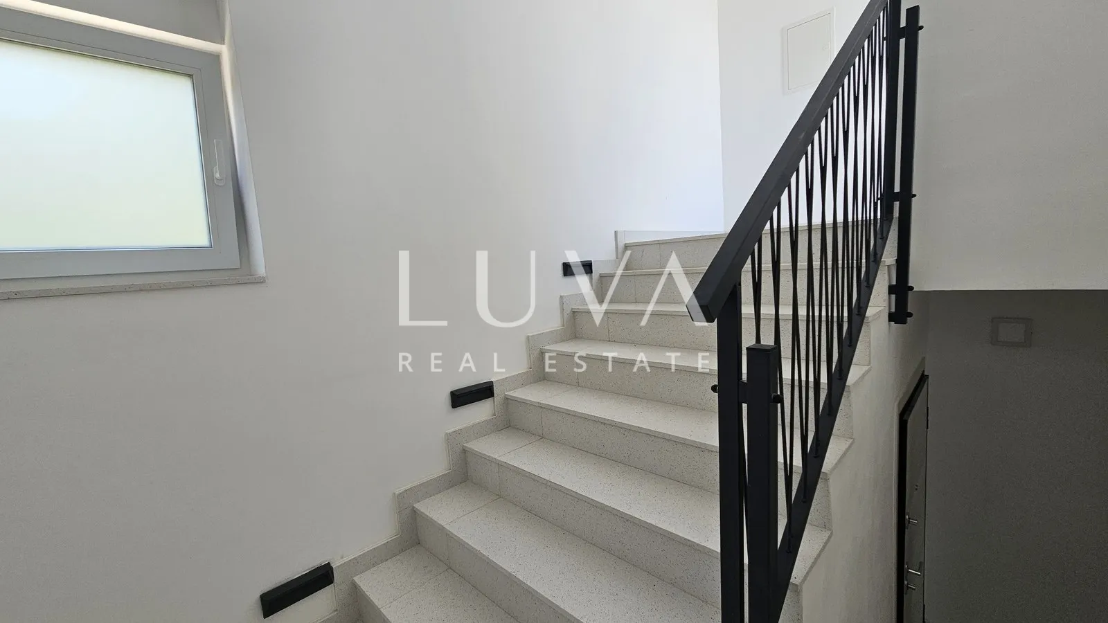 omiš, jesenice, penthouse s 134 m2 krovne terase sa pogledom na more - slika 24