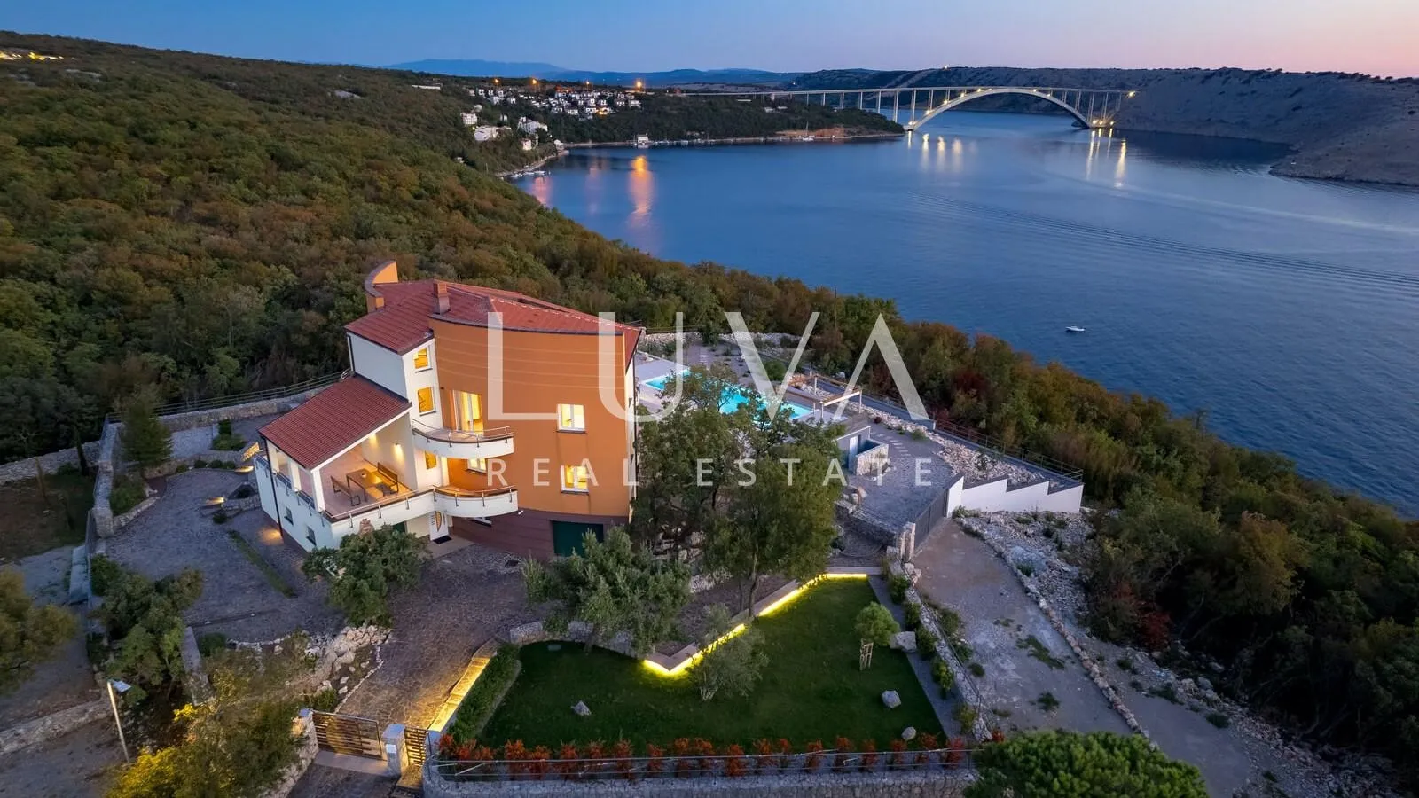 luksuzna kuća s bazenom na osami blizu rijeke - slika 16