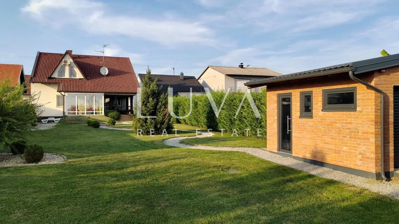 Osijek, Josipovac, obiteljska vila 300m2 s velikom okućnicom, na prodaju - Josipovac, Osijek