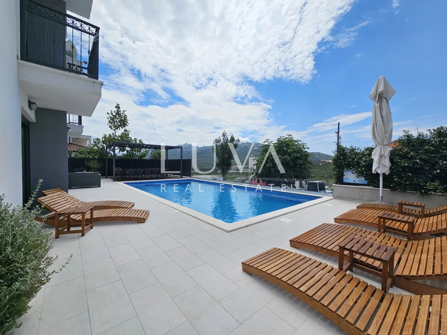 solin, koprivno, villa s bazenom, ljetnom kuhinjom na prodaju - slika 2
