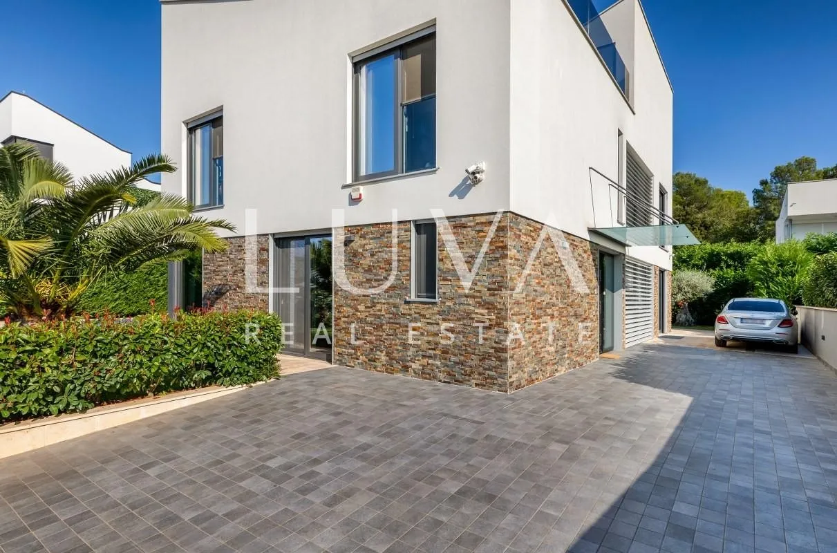 istra, fažana, moderna vila s bazenom uz more, 330 m2 - slika 3