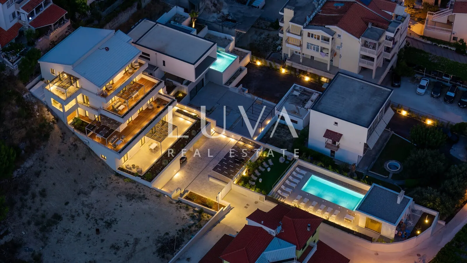 duće, omiš, luksuzni resort s 4 velika apartmana i bazenom uz more na prodaju - slika 32