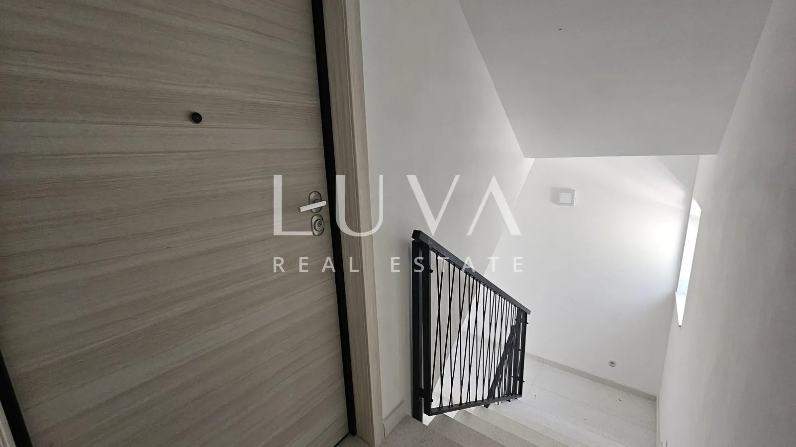 omiš, jesenice, penthouse s 134 m2 krovne terase sa pogledom na more - slika 3