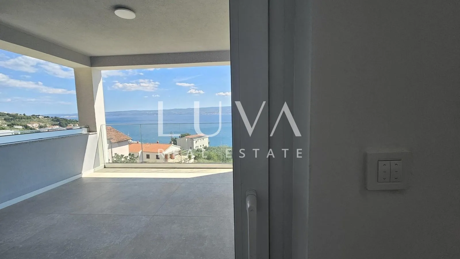 omiš, jesenice, penthouse s 134 m2 krovne terase sa pogledom na more - slika 11