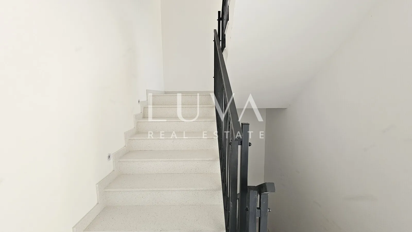 omiš, jesenice, penthouse s 134 m2 krovne terase sa pogledom na more - slika 2