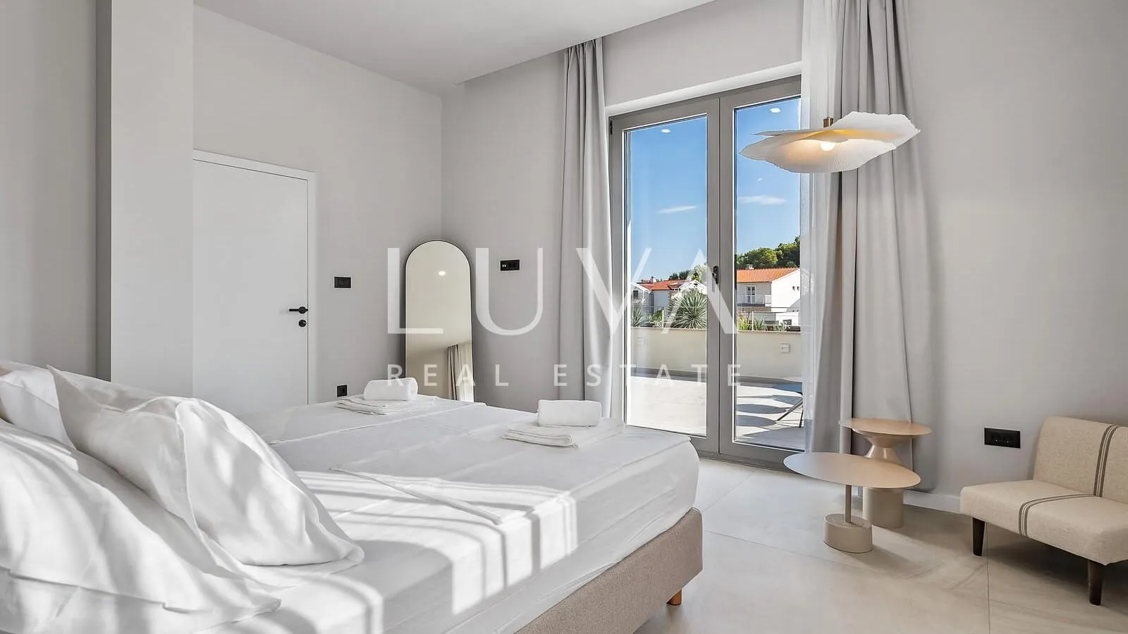 duće, omiš, luksuzni resort s 4 velika apartmana i bazenom uz more na prodaju - slika 23