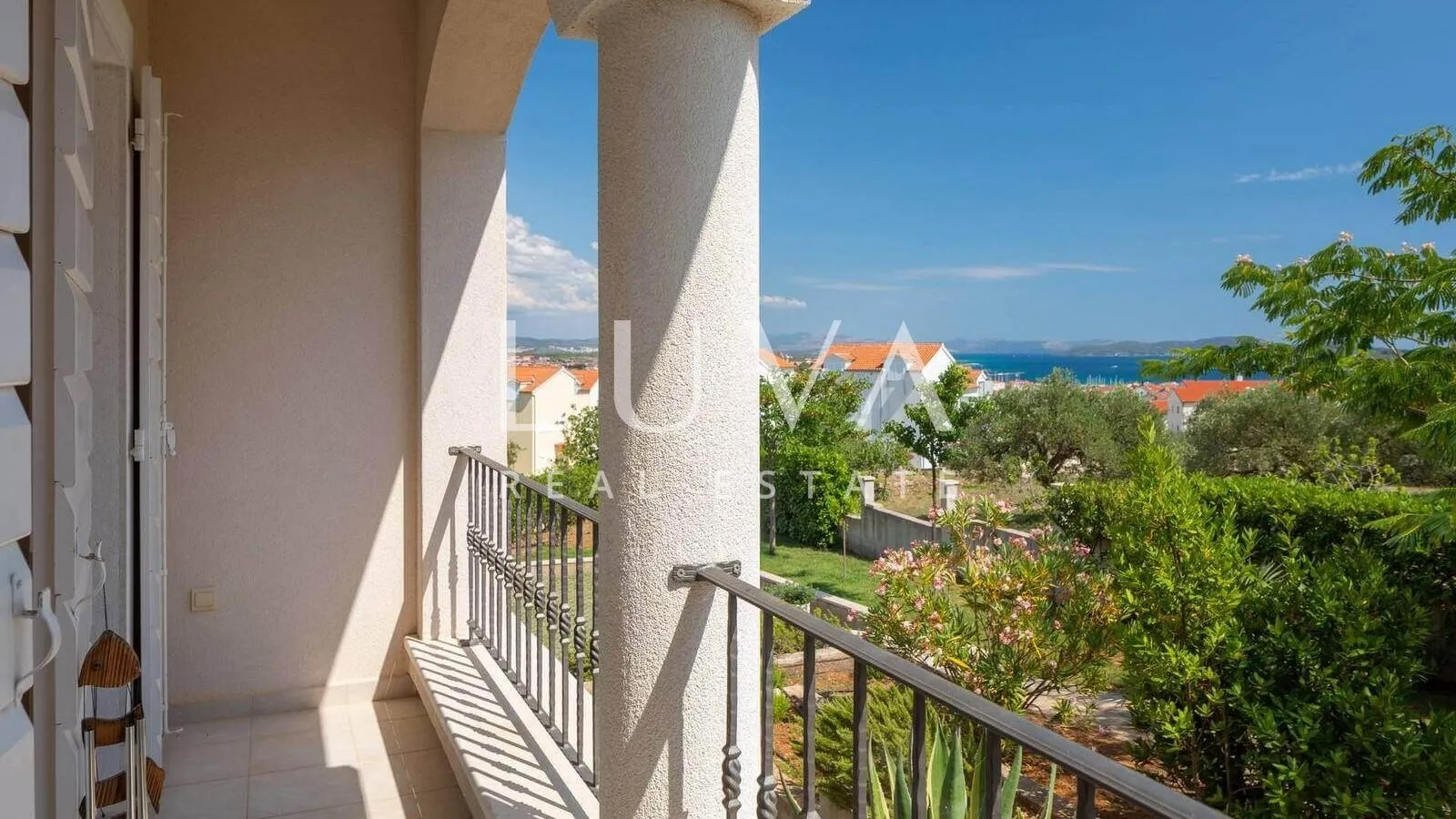 vodice, luksuzna vila s bazenom, dizajnerski uređena na prodaju - slika 3