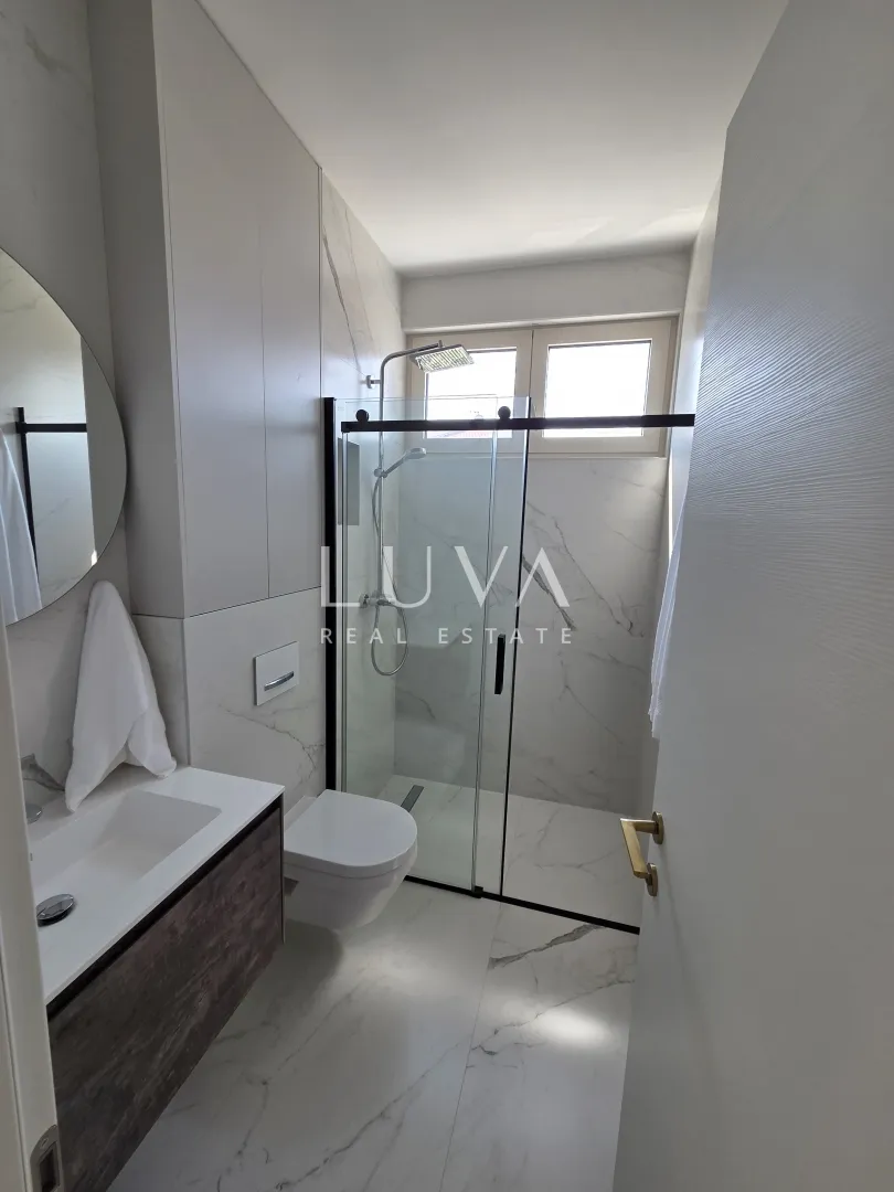 trogir, seget vranjica, kuća 200m2 s bazenom uz more - slika 11
