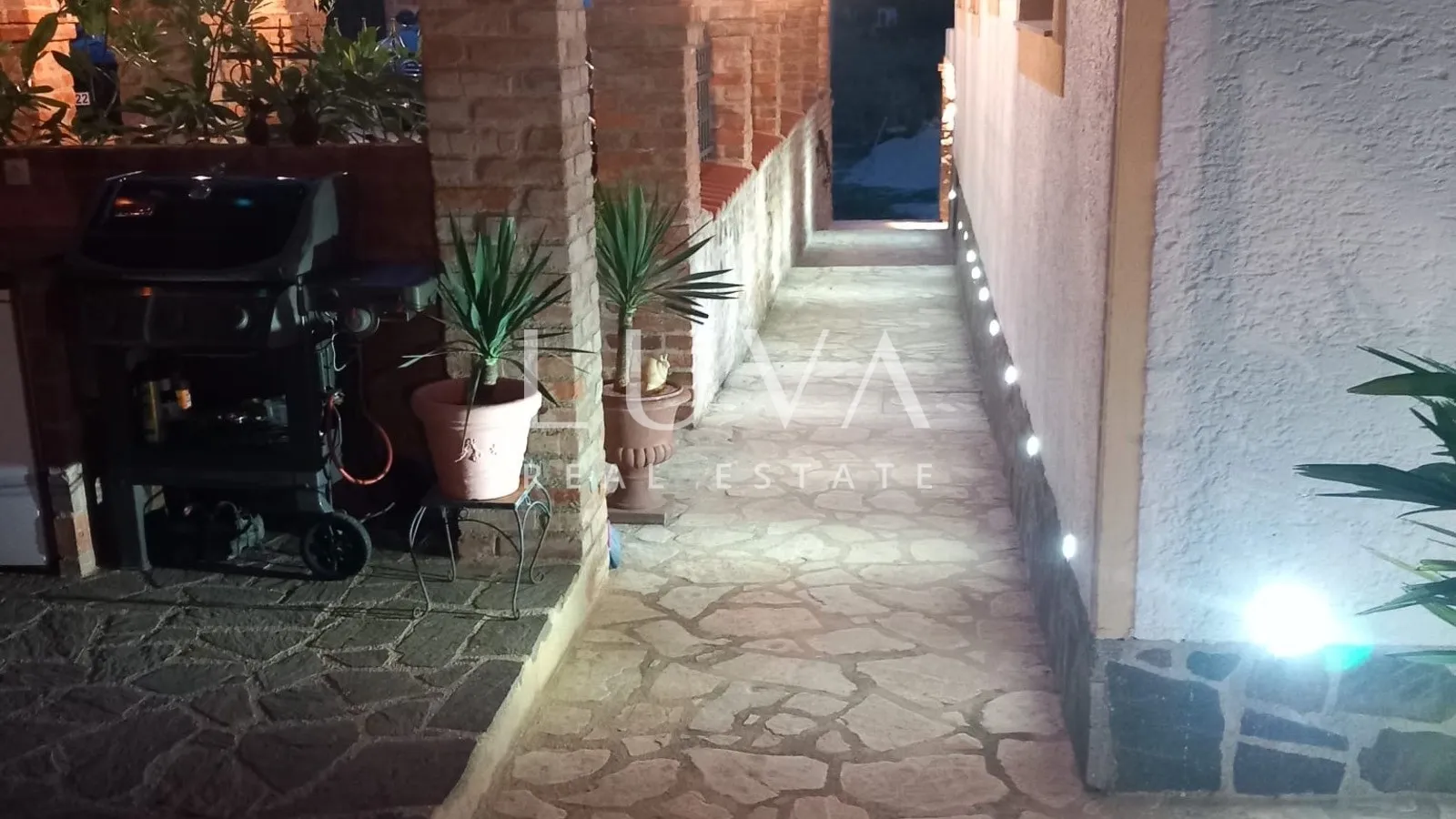 istra, višnjan, rustikalna kuća s tri apartmana, 580m2 - slika 31