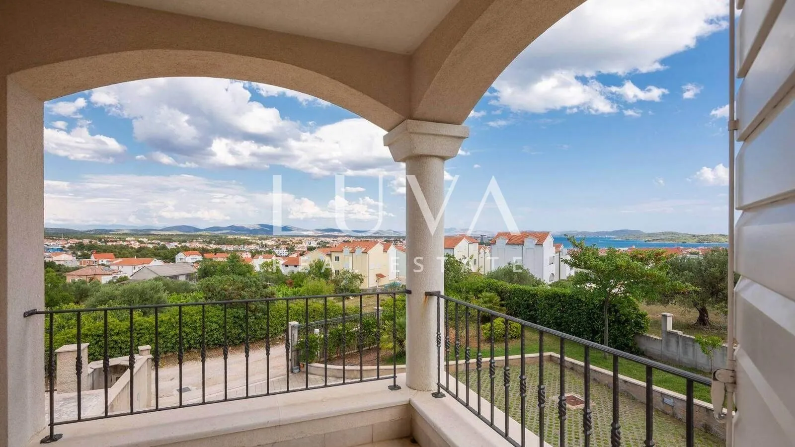 vodice, luksuzna vila s bazenom, dizajnerski uređena na prodaju - slika 36