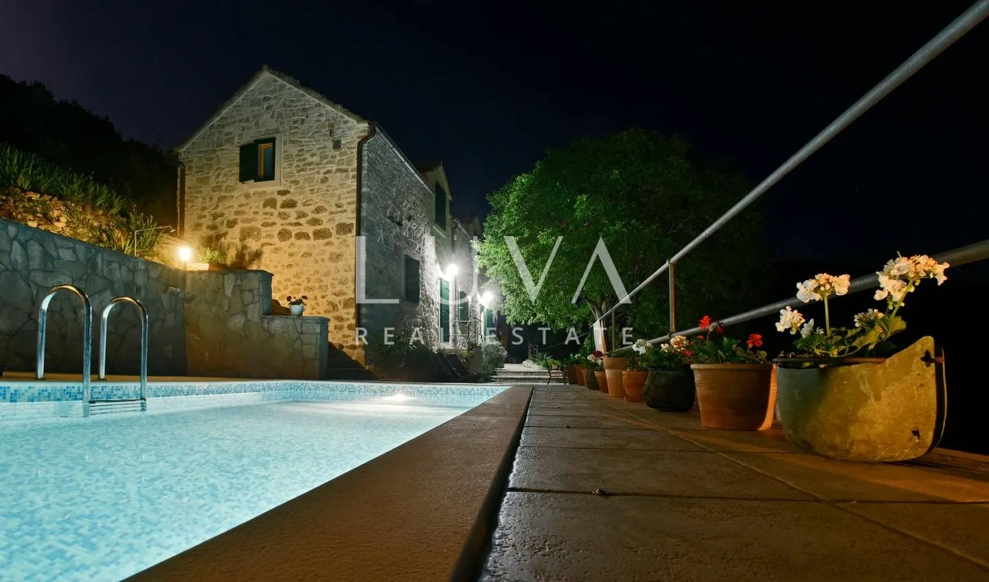 dol, brač, kamena kuća s pogledom na more na prodaju - slika 31