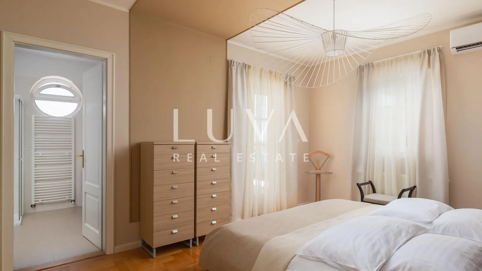 vodice, luksuzna vila s bazenom, dizajnerski uređena na prodaju - slika 12