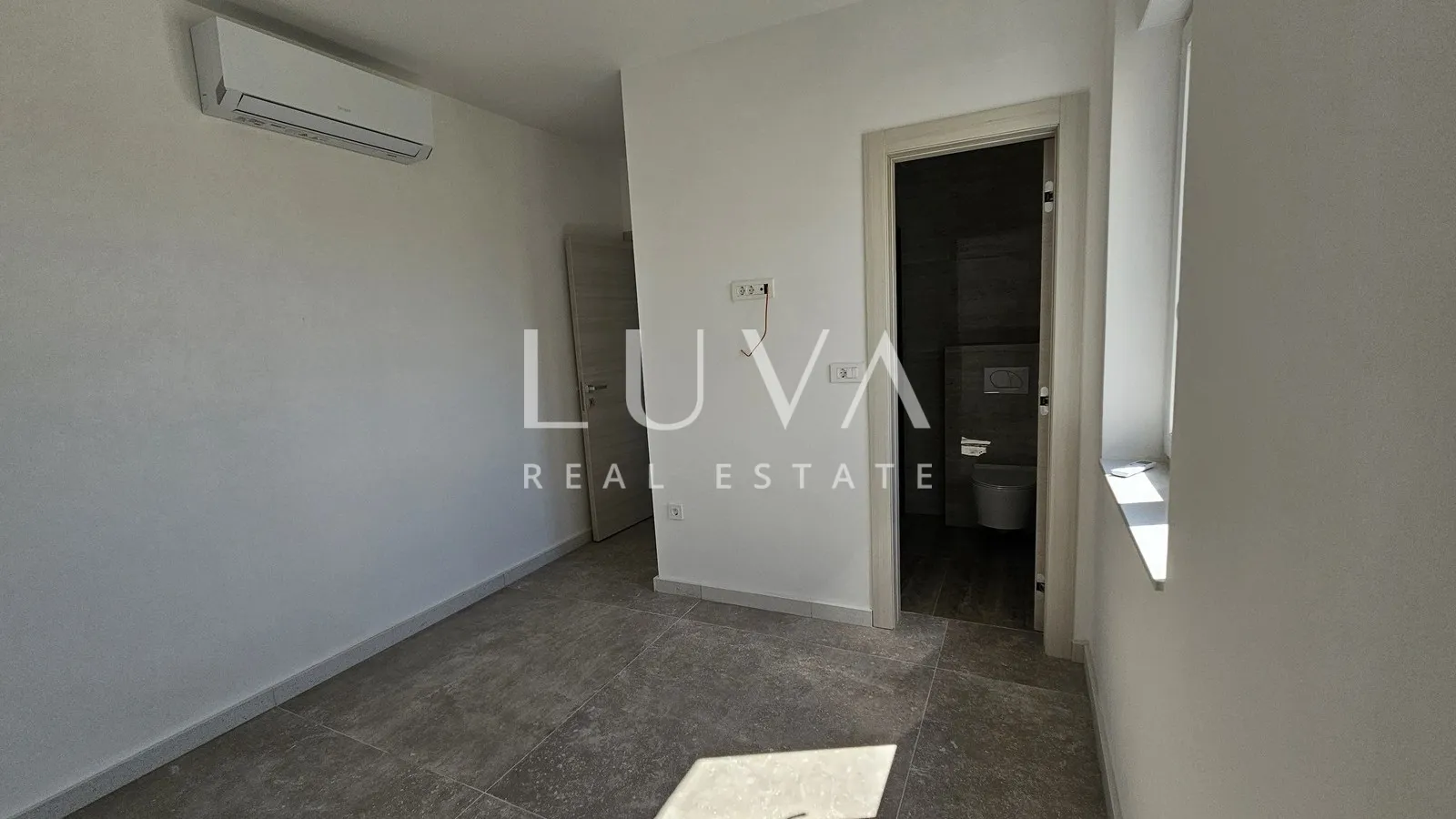 omiš, jesenice, penthouse s 134 m2 krovne terase sa pogledom na more - slika 20
