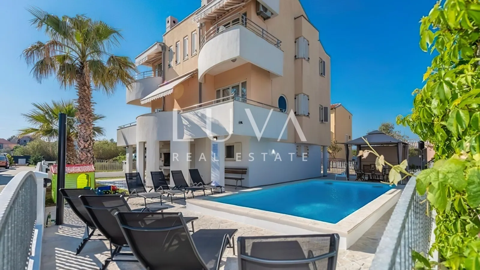 Privlaka, apartmanska kuća s bazenom na prodaju - Privlaka, Privlaka
