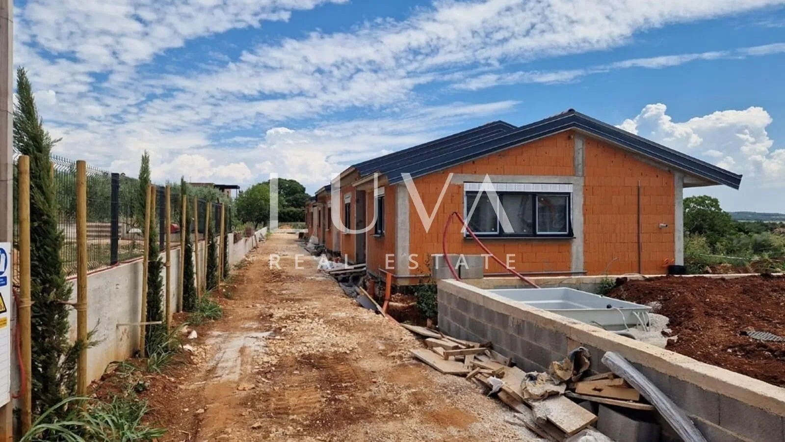 Istra, Kaštelir, moderna prizemnica, 95 m2 s dvorištem na prodaju - Labinci, Kaštelir - Labinci