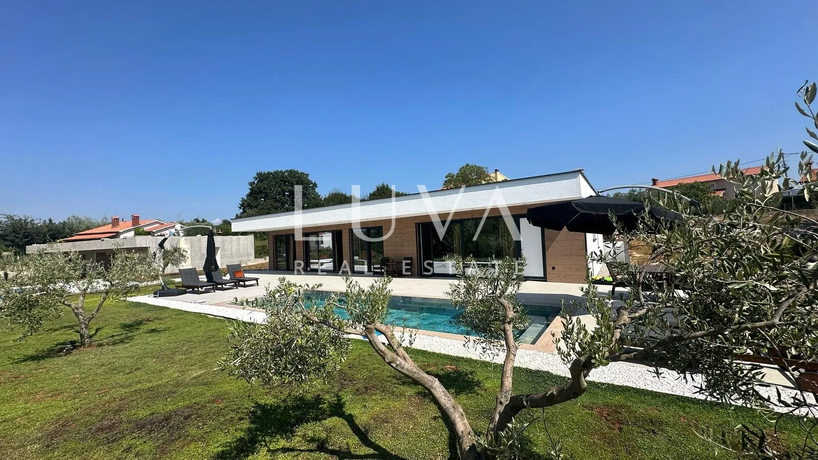 istra, labin, prodaje se moderna vila s bazenom i dva stana, 176 m2 - slika 2