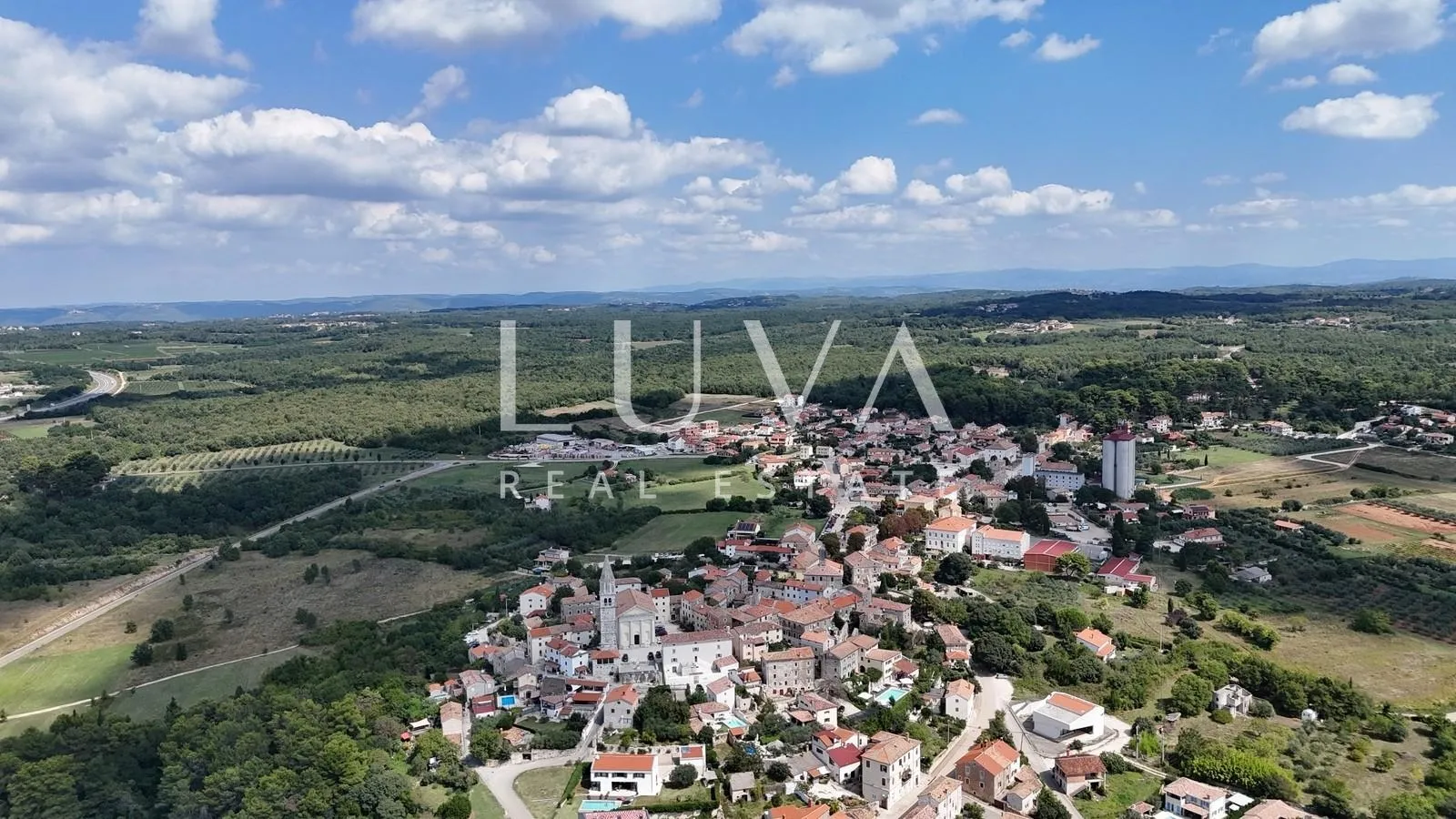višnjan, građevinska parcela s građevinskom dozvolom, 1.270 m² - slika 3