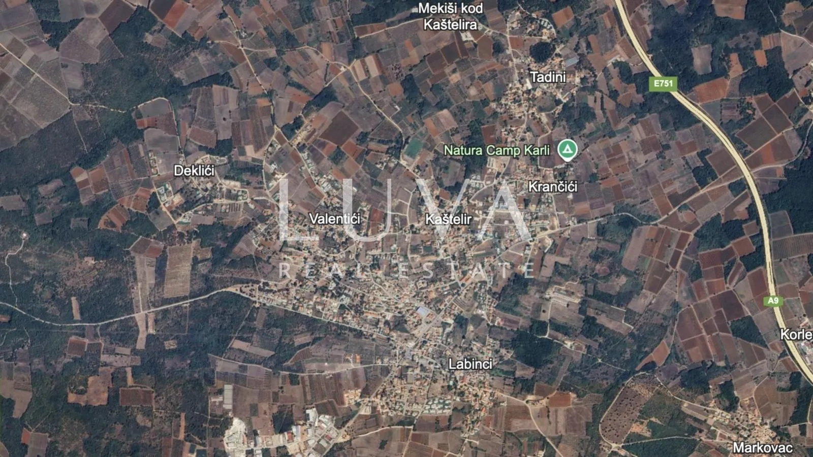 Istra, Kaštelir, atraktivno građevinsko zemljište s pogledom na more, 940 m2 - Kaštelir, Kaštelir - Labinci