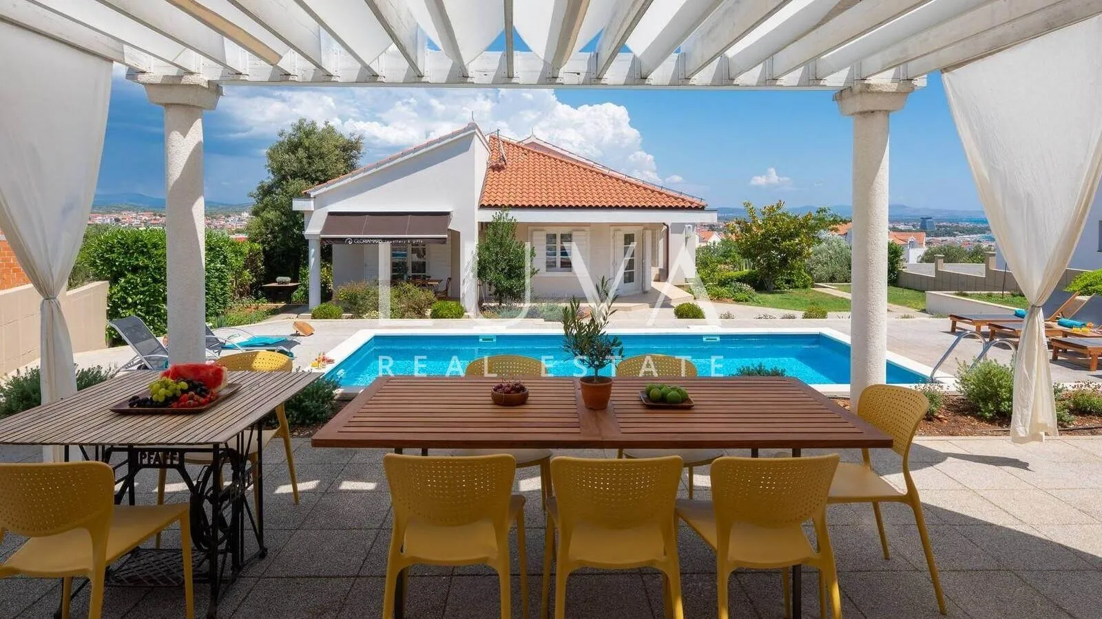 Vodice, luksuzna vila s bazenom, dizajnerski uređena na prodaju - Vodice, Vodice