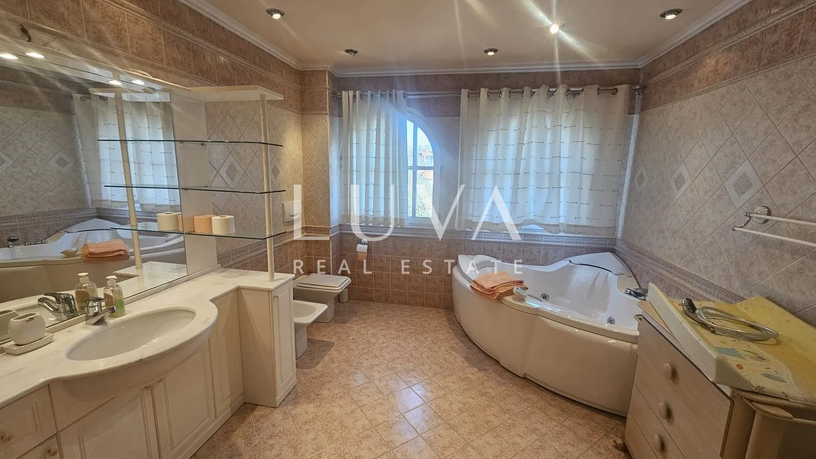 zagreb, gračani, luksuzno obiteljsko imanje, vila 810m2 na zemljištu 3.965m2 - slika 27