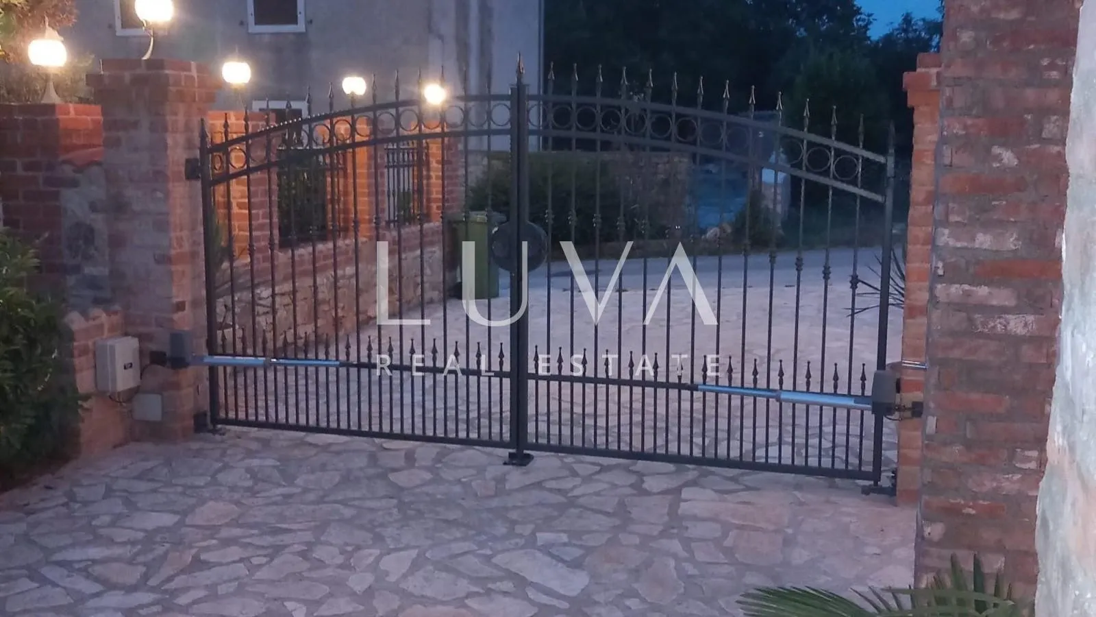 istra, višnjan, rustikalna kuća s tri apartmana, 580m2 - slika 32