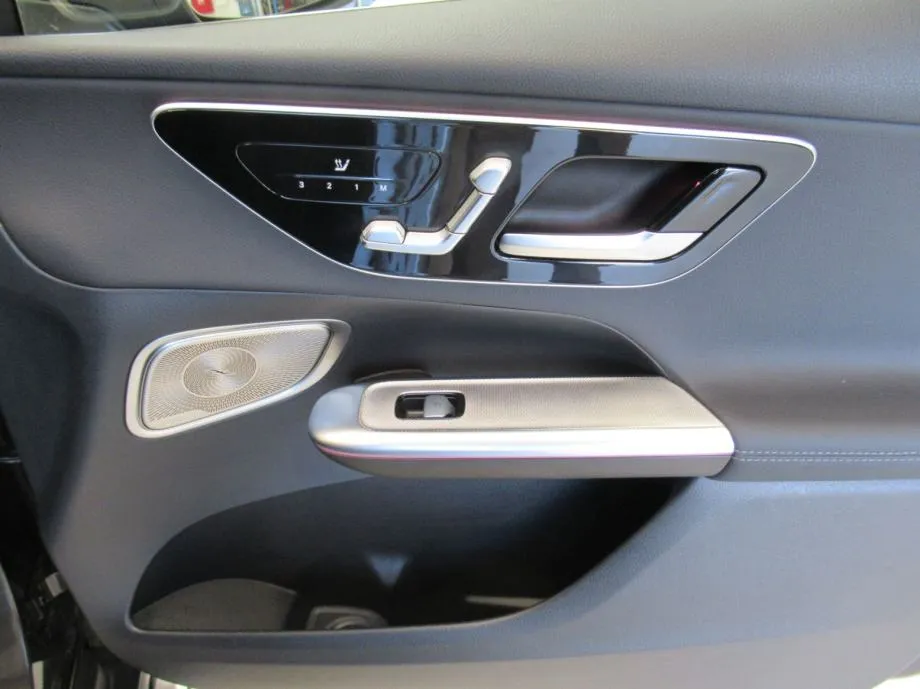 mercedes-benz glc 300 de 4matic avantgarde/panorama/burmester/memory - slika 11