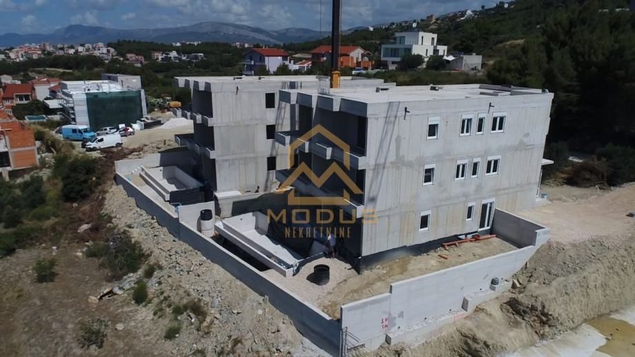 podstrana** trosoban stan s bazenom/ pogled (prodaja) - slika 6