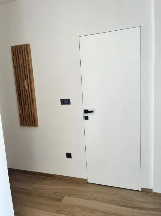lakirana sobna vrata sa skrivenim nevidljivim dovratnikom po mjeri - slika 2