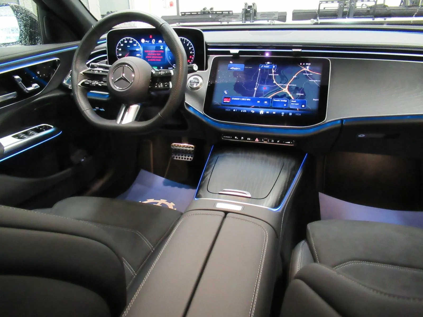 mercedes-benz e-klasa 300 de amg line/night paket/digital light/360° - slika 14