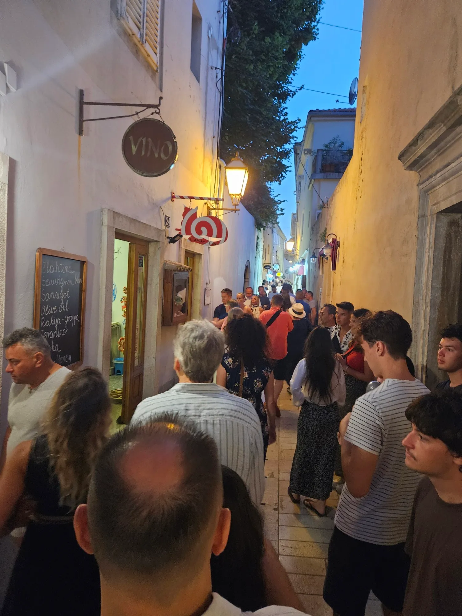 štand u krku, glavna ulica u centru starog grada, strossmayerova - slika 4