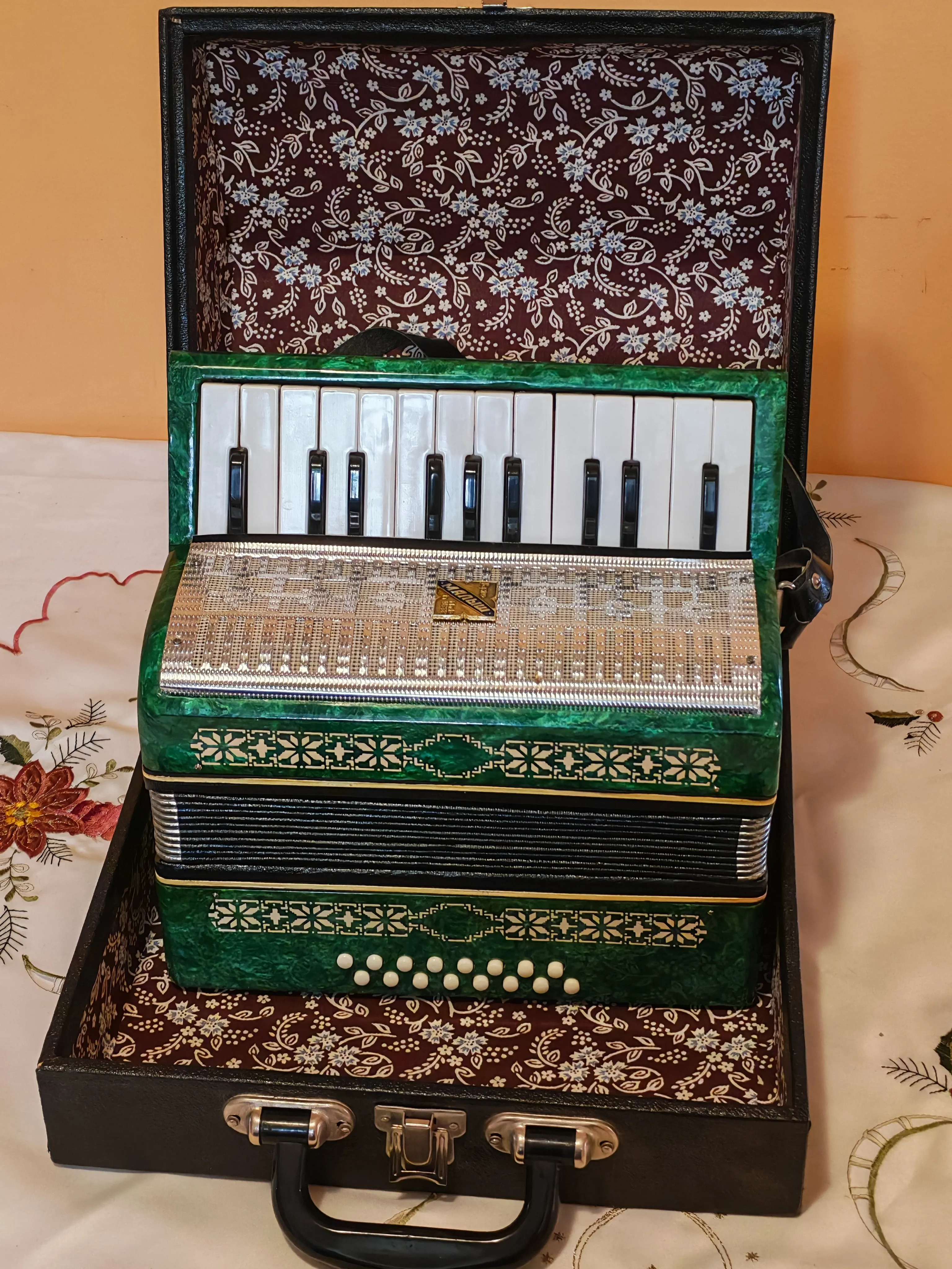 dječja harmonika 16 basova u ekstra odličnom stanju - slika 2