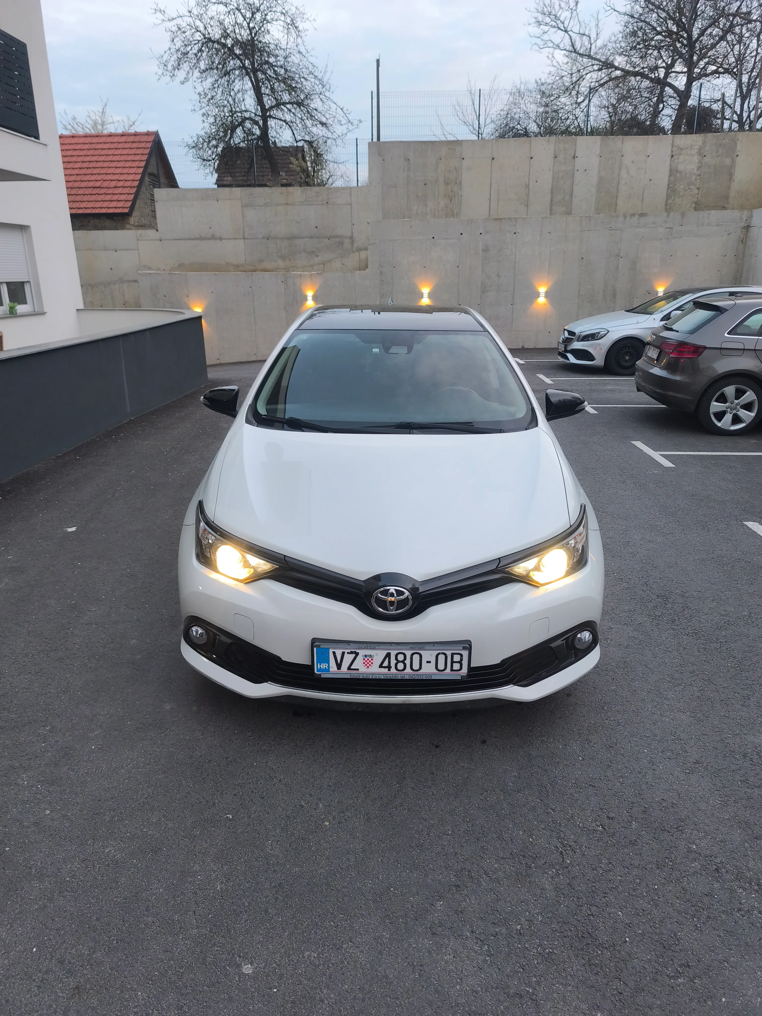 toyota auris 1,2 turbo black edition - slika 6