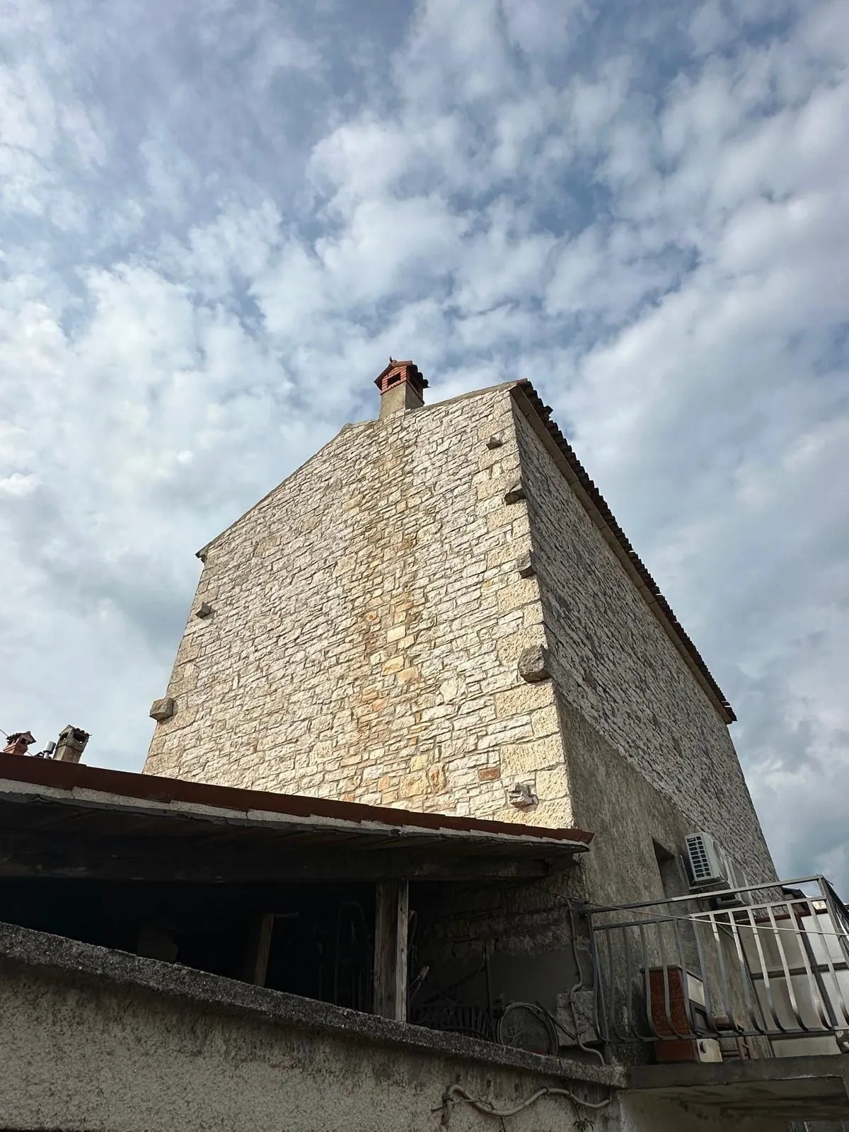rovinj okolica-dvije kamene kuće sa dvorištem za adaptaciju (prodaja) - slika 11