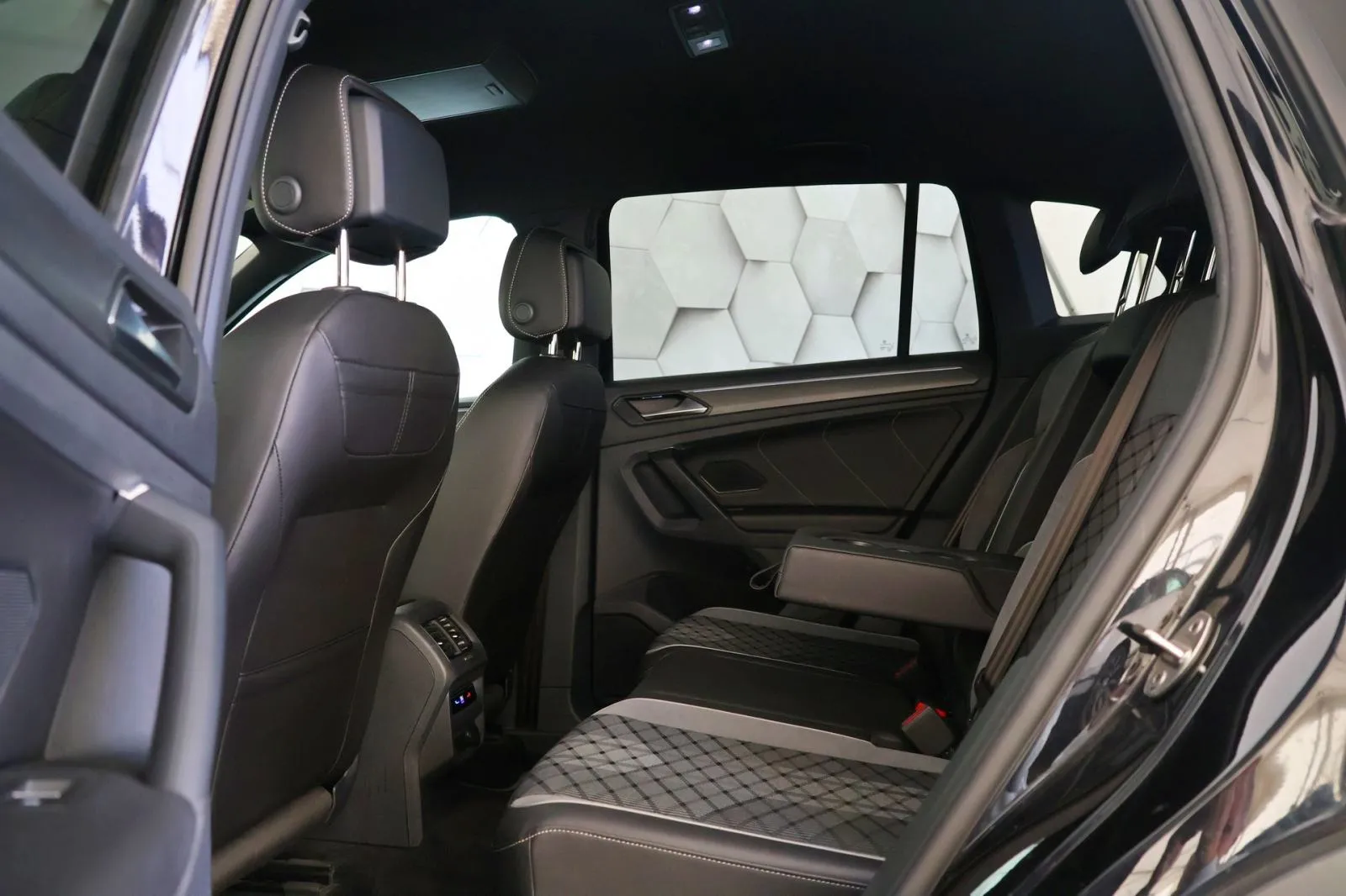 volkswagen tiguan 2.0tdi 4-motion dsg r-line 200km virtual kamera - slika 11