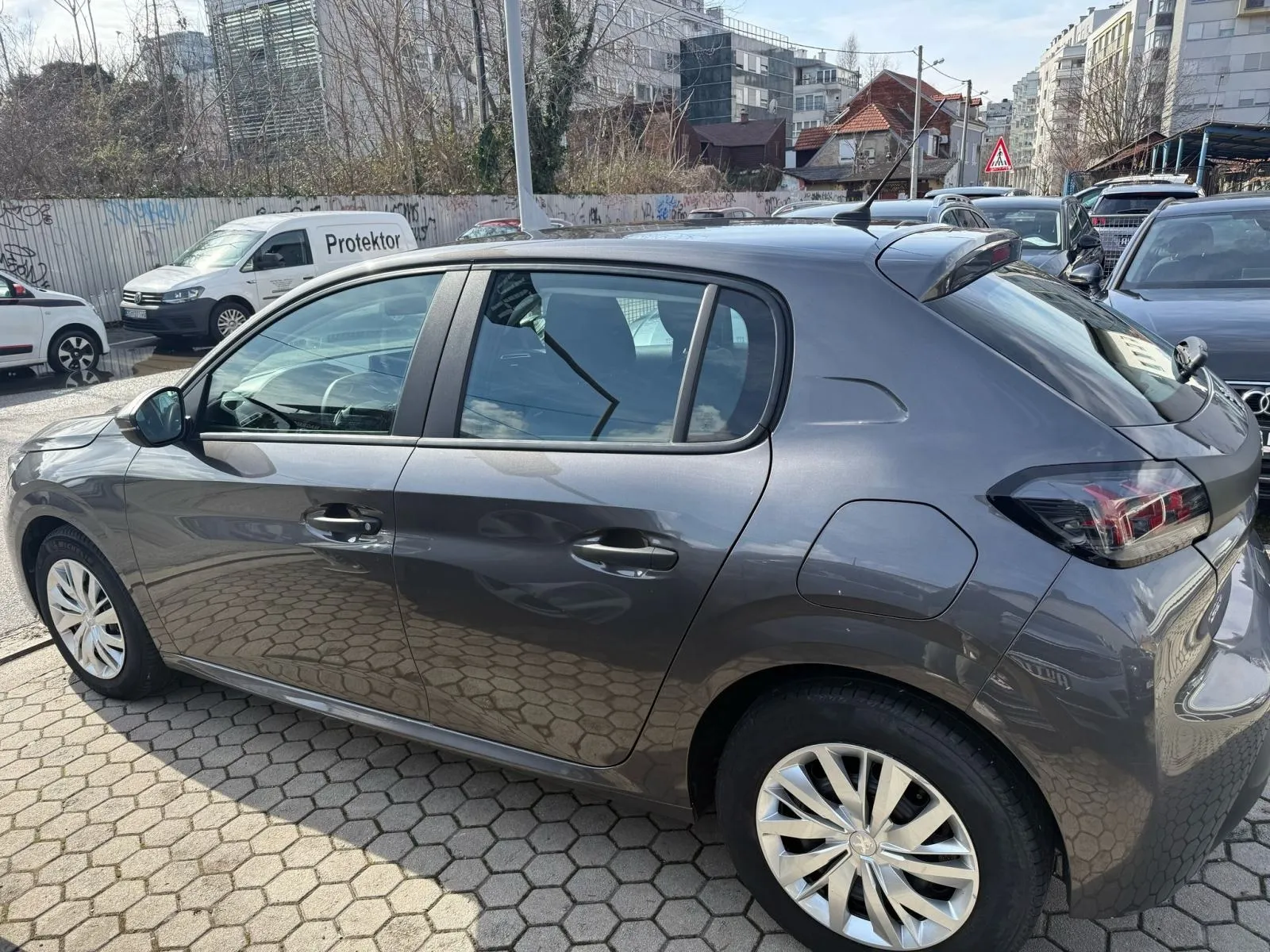 peugeot 208 1,2 puretech, navi, tempomat, 4x garancija!!! - slika 3
