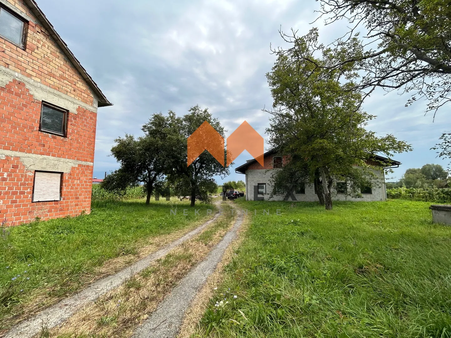 kuća 195m2+poslovna zgrada 340m2+drvena kuća 45m2 - slika 17