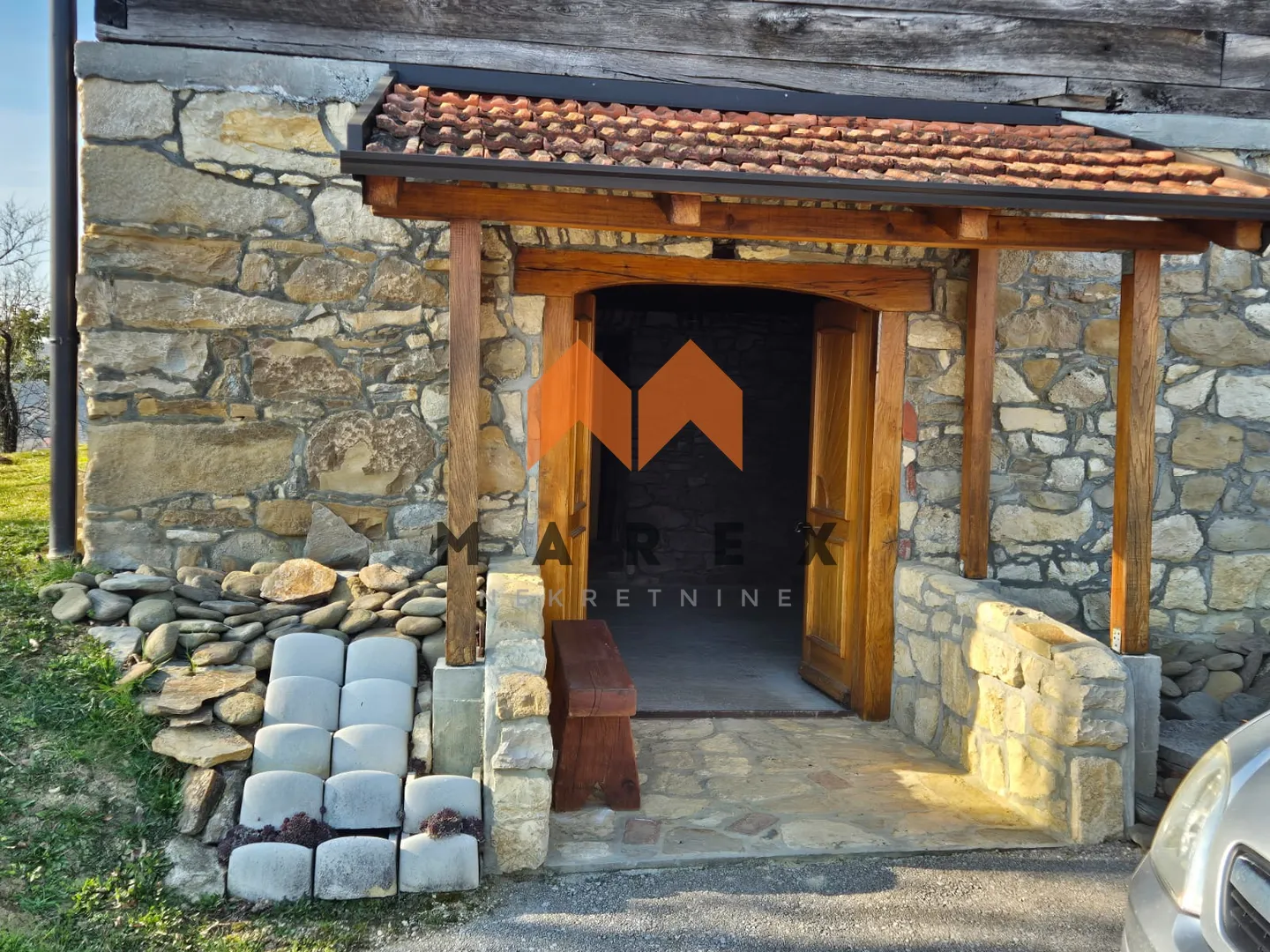 prekrasna kameno drvena kuća - slika 11