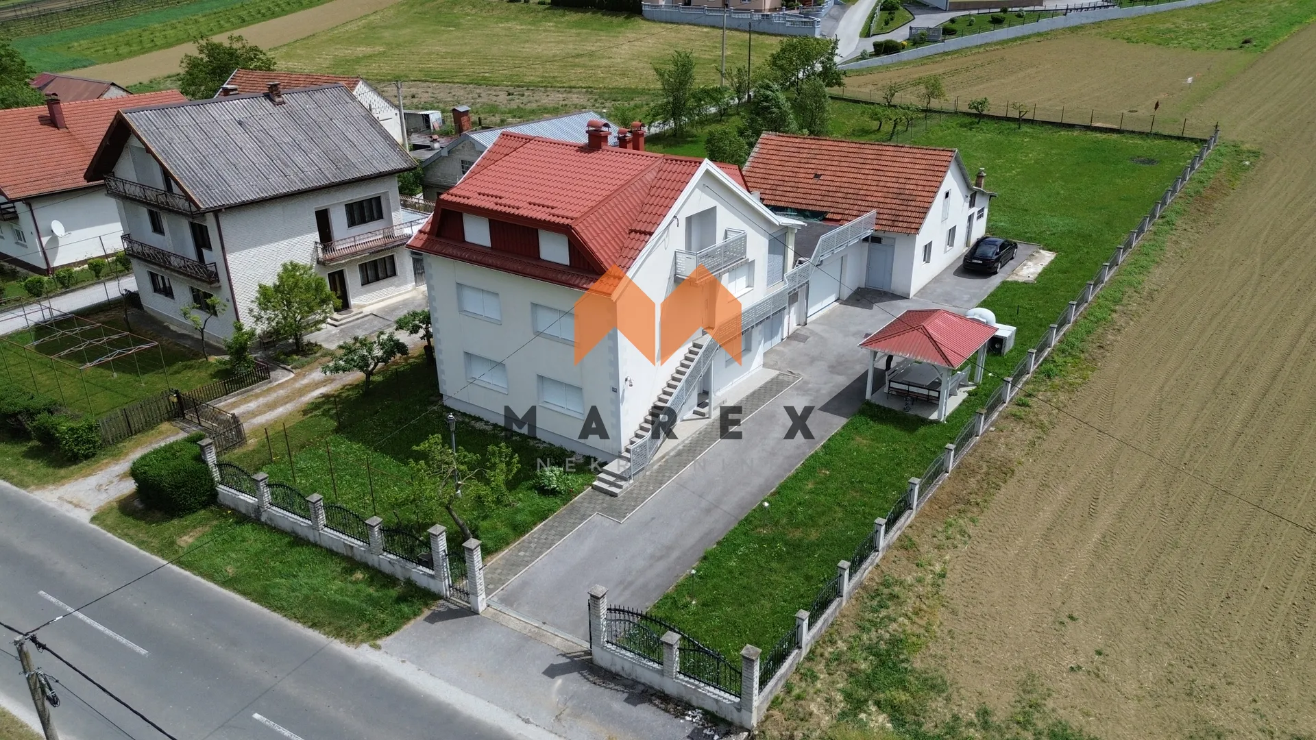 atraktivna obiteljska kuća s 3 stana -potpuno namještena - slika 3