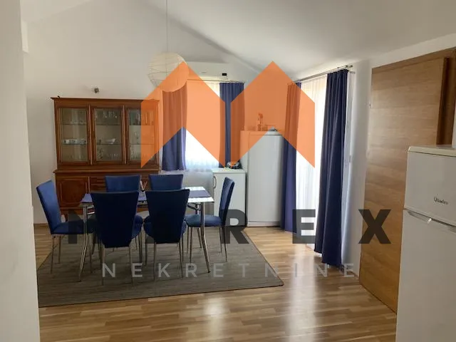 prostrani apartman s pogledom na more u povljani - slika 14